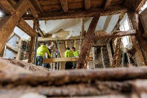 Junge Leute helfen bei der Sanierung der alten Synagoge in Dernau